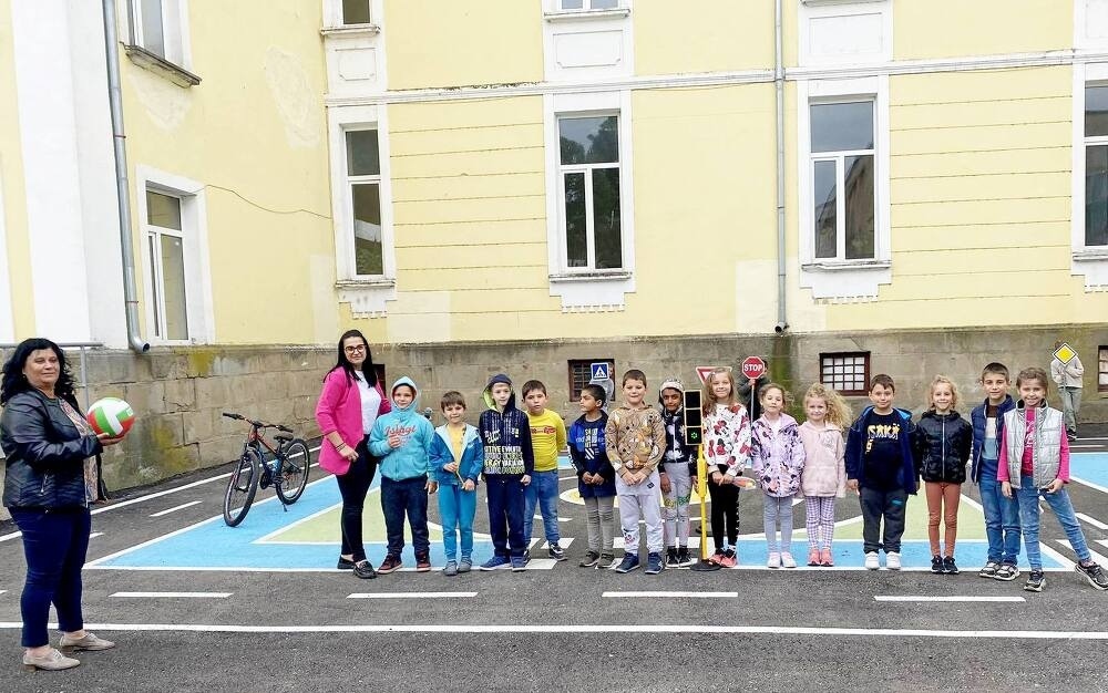 Площадка по безопасност на движението по пътищата бе открита в училището в Джулюница