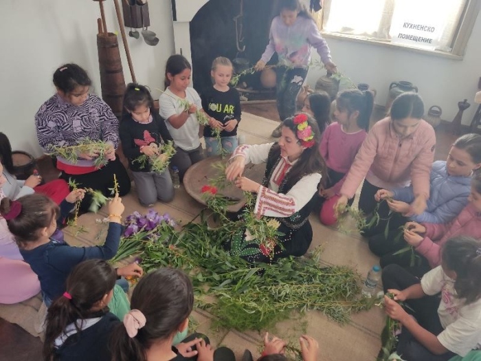 Ученици участваха във Възрожденска обредна работилница в Павликени