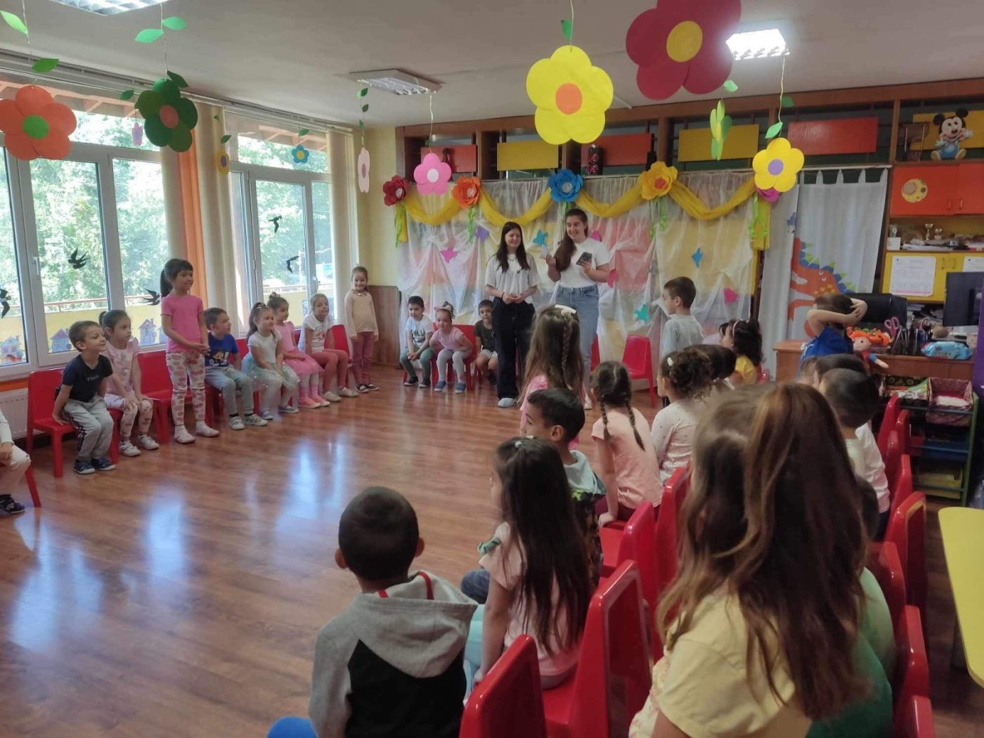 Доброволци от Младежкия парламент показват на децата от детските градини в Горна Оряховица първата ни писменост - глаголицата