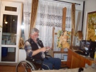 Прикован в инвалидна количка художник рисува светлината