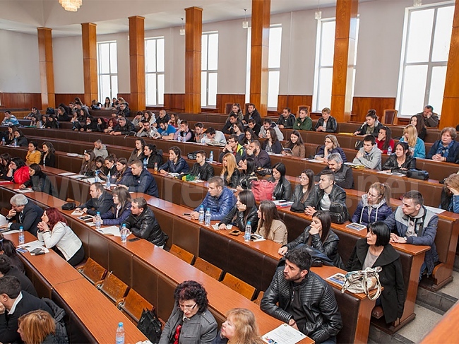 Младежки дебат „Накъде отива Европа?” се проведе в Стопанска академия