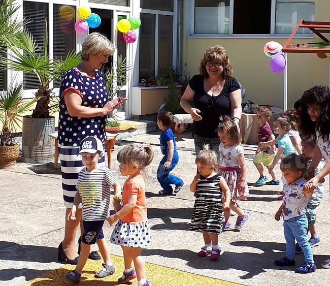 Спортни пособия дари Весела Лечева за децата в Лясковец