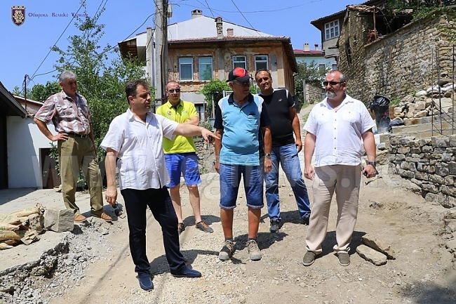 Кметът Даниел Панов инспектира ремонтите на инфраструктурата в Старо Търново