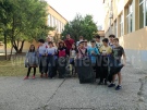 Ученици, родители и учители почистиха двора на СУ „Вела Благоева” 