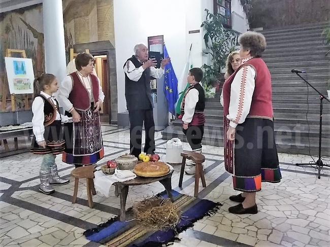 Деца и младежи съставиха книга за българските традиции и обичаи