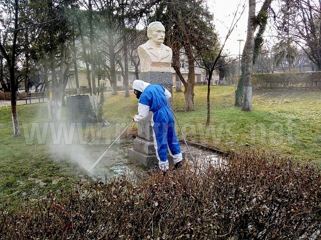 Лясковчани безвъзмездно почистиха паметниците на Никола Козлев и Цани Гинчев в града