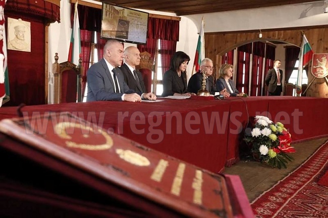 Политическият елит на България се събра във Велико Търново за грандиозно честване на 140 години Търновска конституция (СНИМКИ)