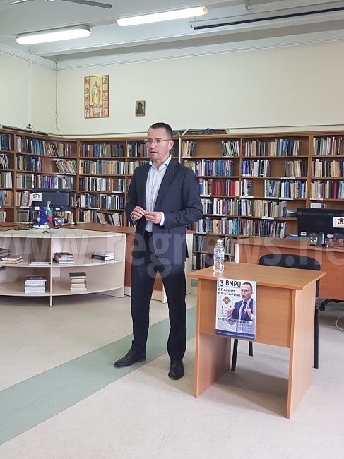 Ангел Джамбазки стана “Посланик на библиотеката“