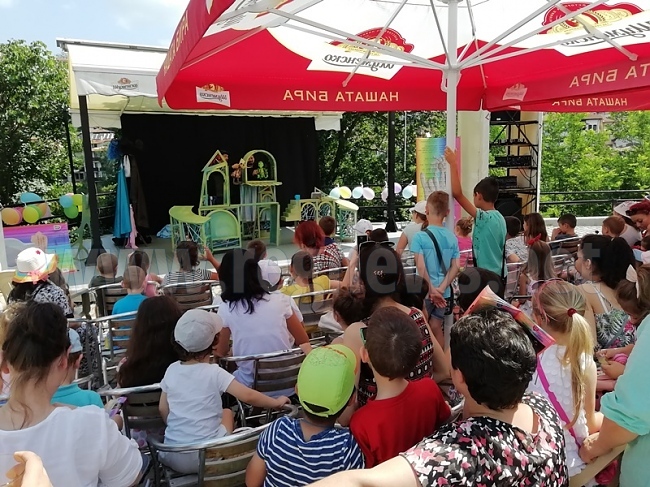 Международният фестивал „Лято, кукли и приятели”, домакинстван от Театър ВЕСЕЛ, продължава