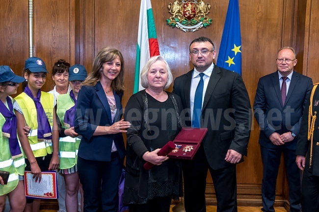Благовеста Факирова получи почетен знак „За доблест и заслуги“ от министър Маринов