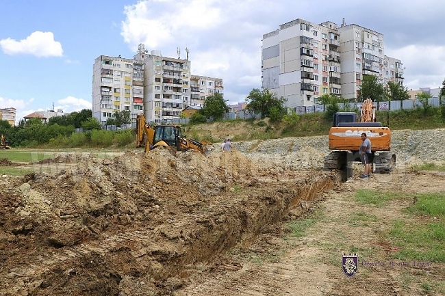 Във Велико Търново започнаха същинските строителни дейности по новия тренировъчен терен за футбол