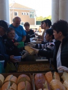 Община Свищов раздаде топъл обяд за десетки жители в неравностойно положение 