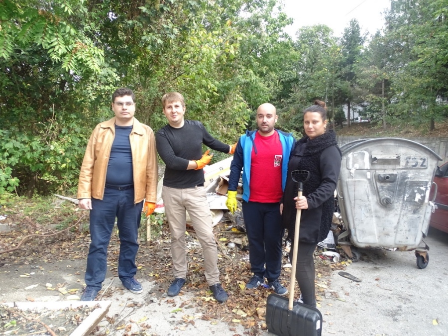 „Да не остане нито един боклук във Велико Търново“ с този призив младите от БСП почистиха за часове пред дома на Даниел Панов