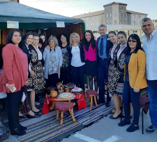 Участниците в традиционния фестивал „Житената питка“ в град Стражица приветстваха неговия инициатор инж. Детелина Борисова
