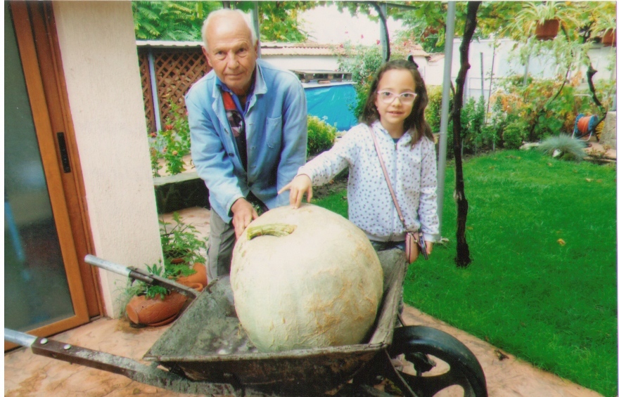 8-годишната Габриела отгледа тиква, която я надбори на кантара