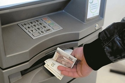 Мъж монтирал записващо устройство на банкомат във В. Търново, събирал данни 