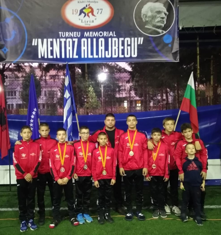 Пет медала спечелиха борците на „Локо” от турнир в Скопие