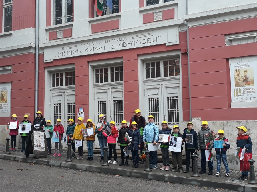 Ученици от СУ „Николай Катранов“ взеха активно участие в програмата за Деня на народните будители