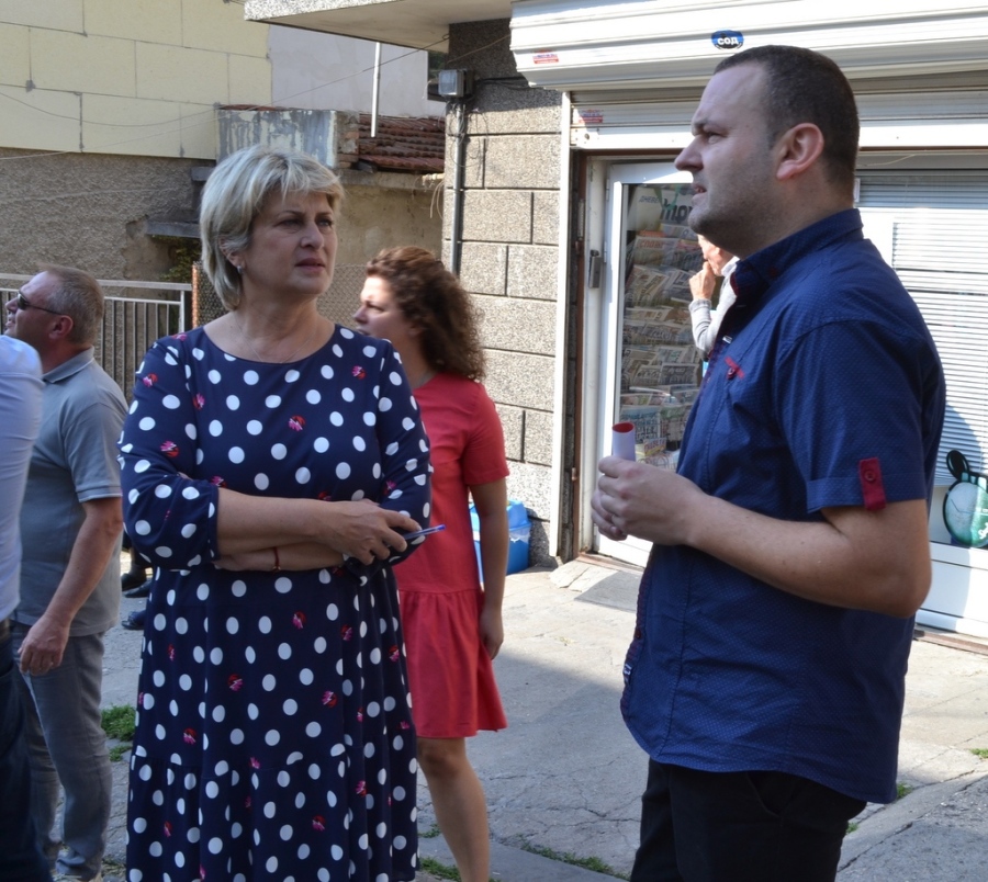 Жителите на кв. „Варуша“ посрещнаха кандидата за кмет Весела Лечева с куп нерешени проблеми