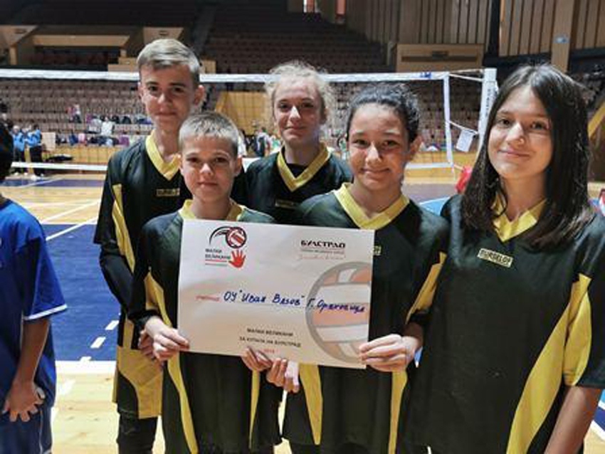 Волейболисти на ОУ „Иван Вазов” заеха трето място в турнира „Малки великани”