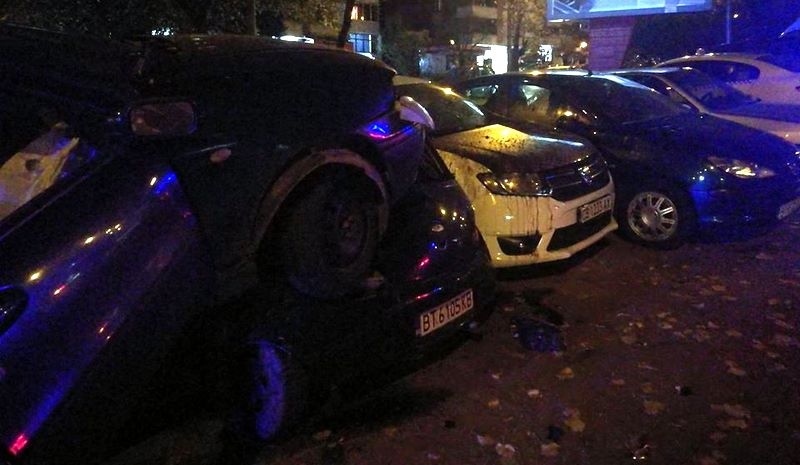 Млад шофьор помля коли на бул. „България“ тази нощ