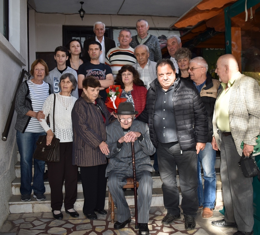 Майстор Никола Русев събра родата и приятели, за да отпразнува 100-годишнина
