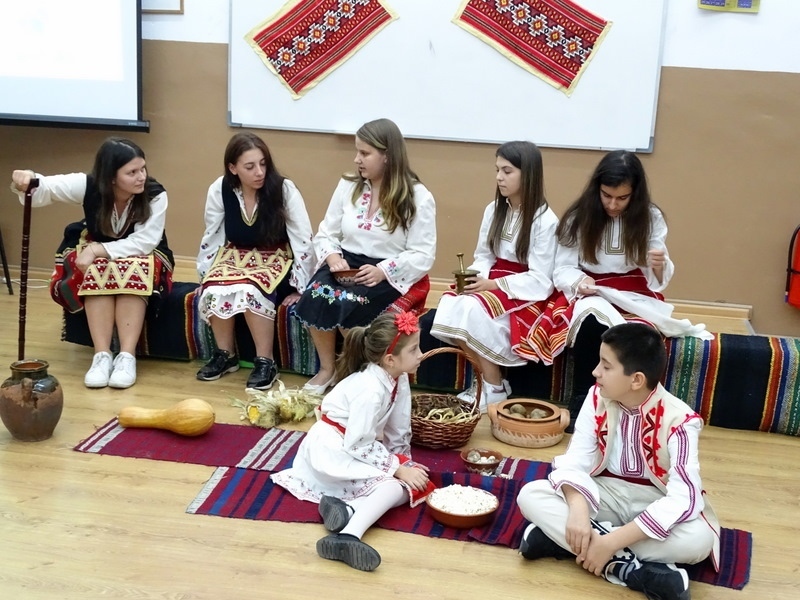 За пръв път ученици от Велико Търново направиха възстановка на обичая „Тлака“(СНИМКИ)