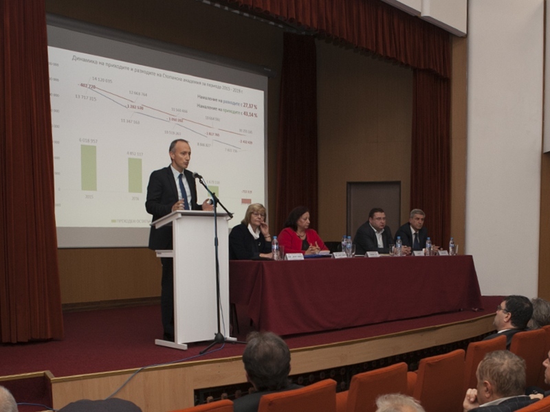 Образователният министър се срещна с академичната общност в Свищов по повод проблемите с изплащането на заплатите 