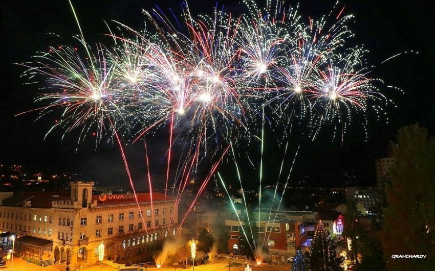С украса от 1200 разноцветни елементи и 200 фигури Велико Търново е в очакване на Коледа и Нова година 