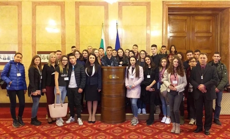 Ученици от Павликени посетиха народното събрание по покана на Станислава Стоянова