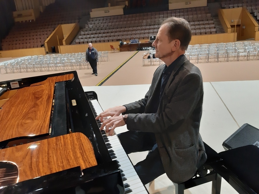 Маестро Томислав Байнов в Търново: „България е четвъртата държава в света с „Концерт на 8 рояла” (СНИМКИ)