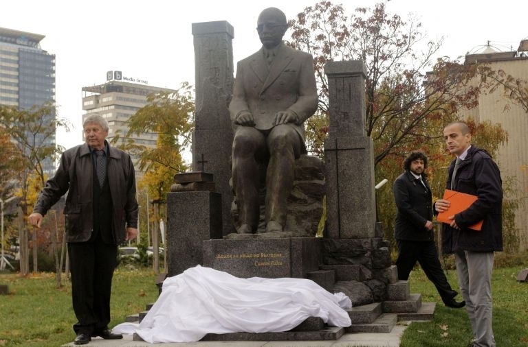 По идея на горнооряховчанина Илия Георгиев направиха паметник на Симеон Радев в София