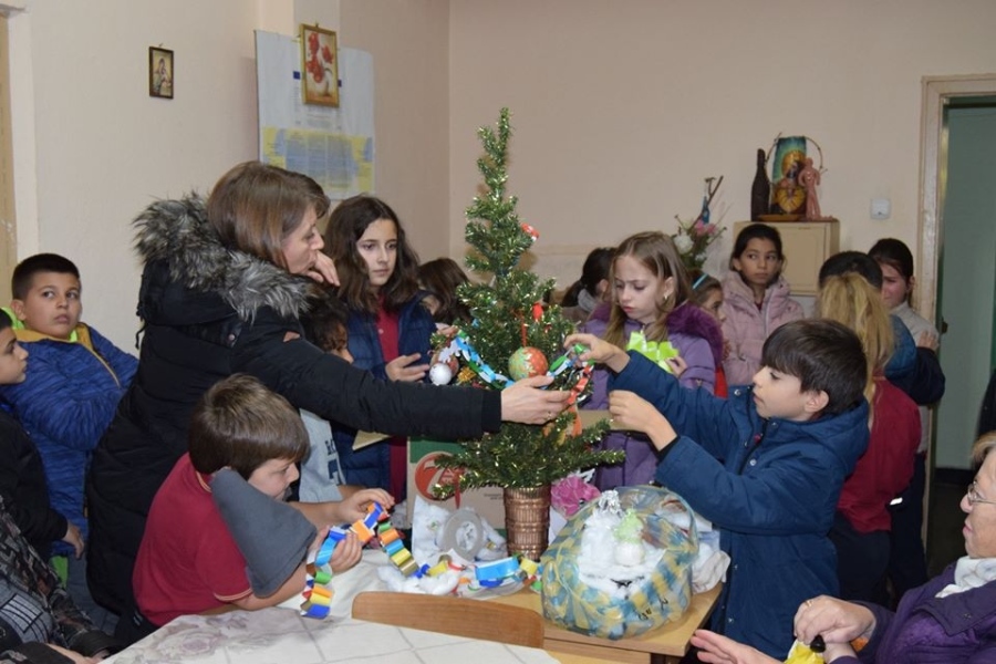 Деца от ОУ „Иван Вазов“ украсиха Клуба на инвалида в Горна Оряховица