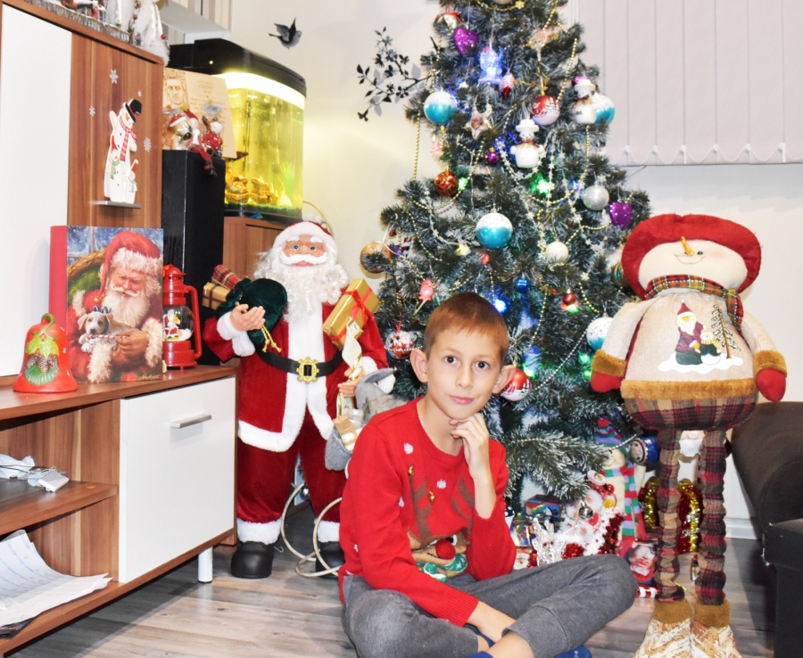 9-годишният Иво е превърнал дома си в коледна приказка, мечтае да иде при истинския Дядо Коледа в Лапландия