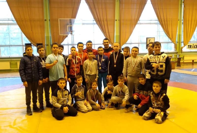 13 медала, 4 от които златни, спечелиха борците на „Локо” от турнира „Никола Илчев” в Стара Загора