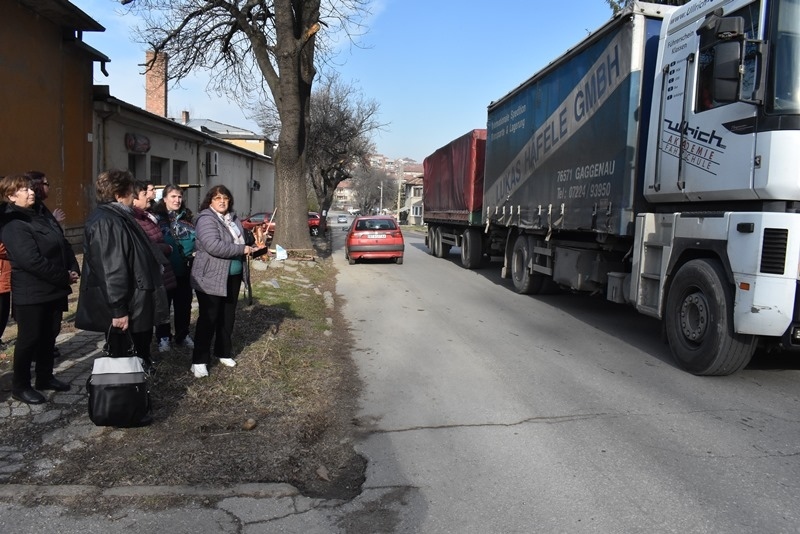 На ул. „Родопи“ в Горна Оряховица протестираха срещу тежкотоварния трафик