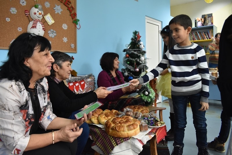 Баби разказаха на третокласници от СУ „Георги Измирлиев“ за традициите на Коледа