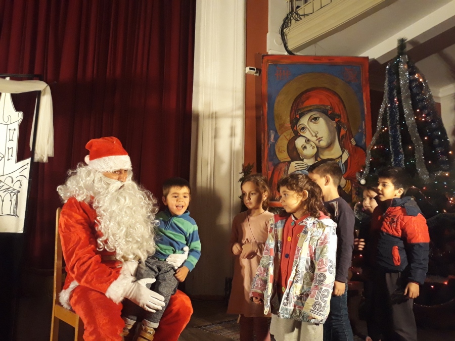 Община Свищов за поредна година зарадва с коледно театрално представление децата от детските градини 