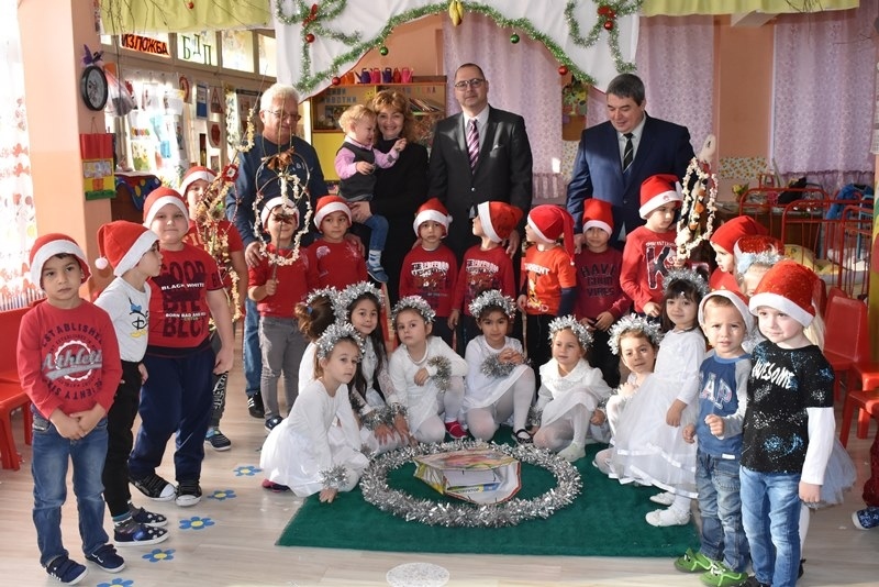 Инж. Добромир Добрев и Димитър Николов първи зарадваха децата в Поликраище за Коледа 