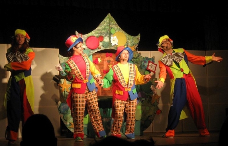Коледните приключения в Театър ВЕСЕЛ продължават с „Елхата“