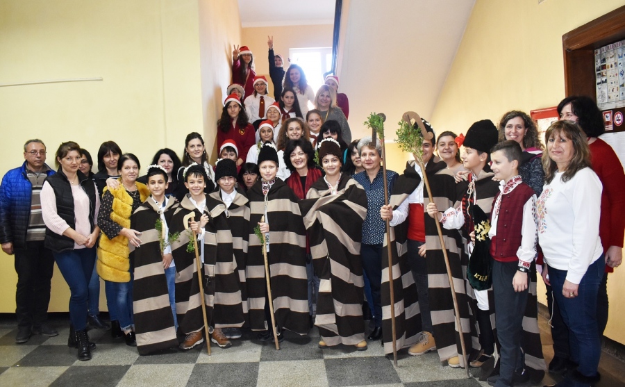 Ученици на ОУ „Иван Вазов” зарадваха с коледен благослов екипа на Дирекция „Социално подпомагане”