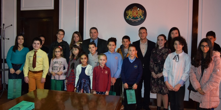 18 деца отличи Община Горна Оряховица в конкурса „Моето коледно чудо“