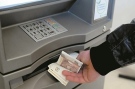 Обвиниха млад мъж за теглене на пари от чужда карта
