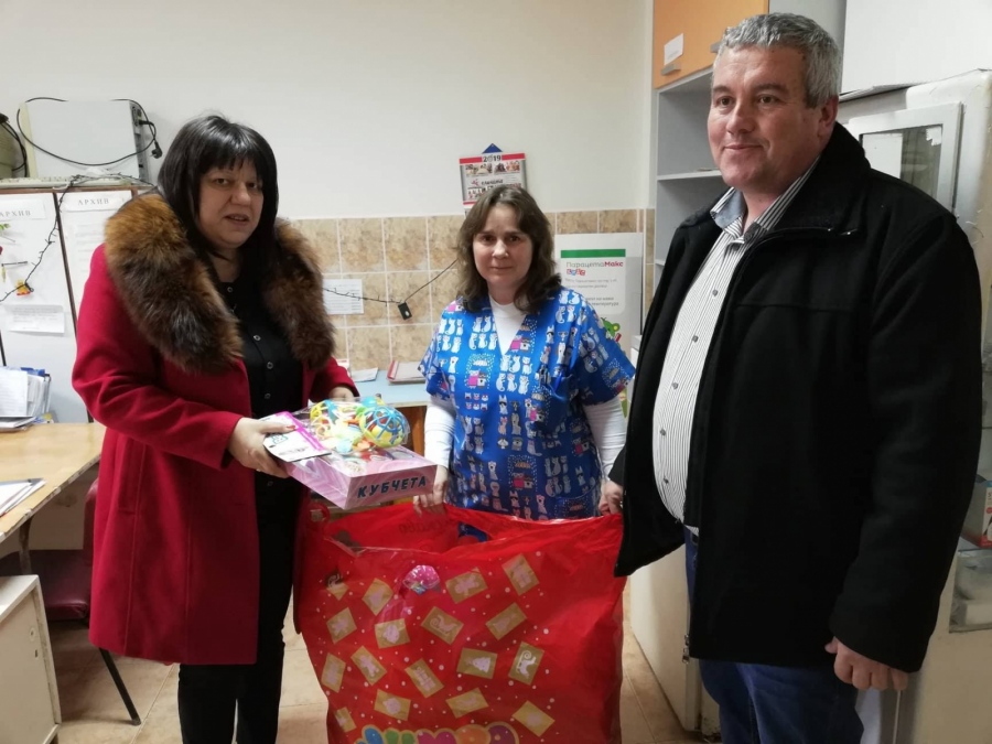Деца от Първомайци дариха играчки за детското отделение на МБАЛ „Св. Иван Рилски”