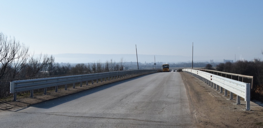 Поставена е предпазната мантинела от двете страни на моста до Долна Оряховица