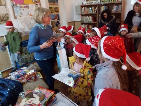 Деца даряват Градската библиотека в Елена