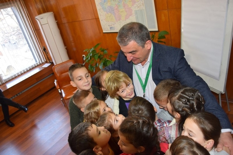 Деца раздаваха прегръдки на общинарите в Елена