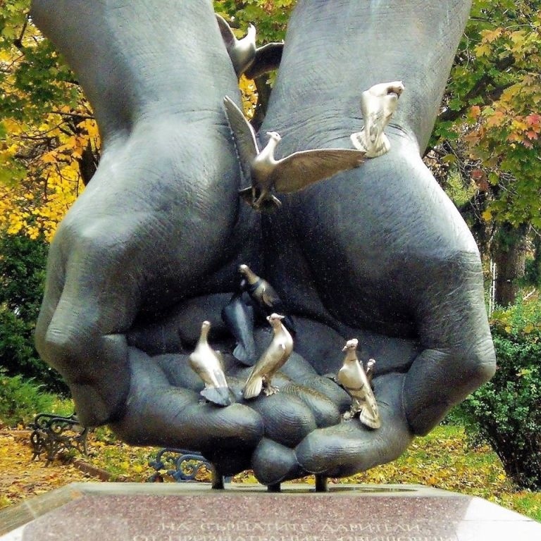 „Паметник на дарителите” на рожденика днес – скулптура Георги Чапкънов, краси градинката пред Стопанската академия в Свищов
