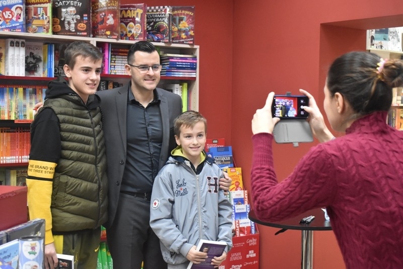 Интернет сензацията Слави от The Clashers гостува на децата на Велико Търново