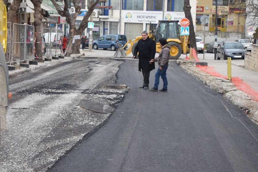До края на седмицата приключва асфалтирането на ул. „Ангел Кънчев“ в Горна Оряховица